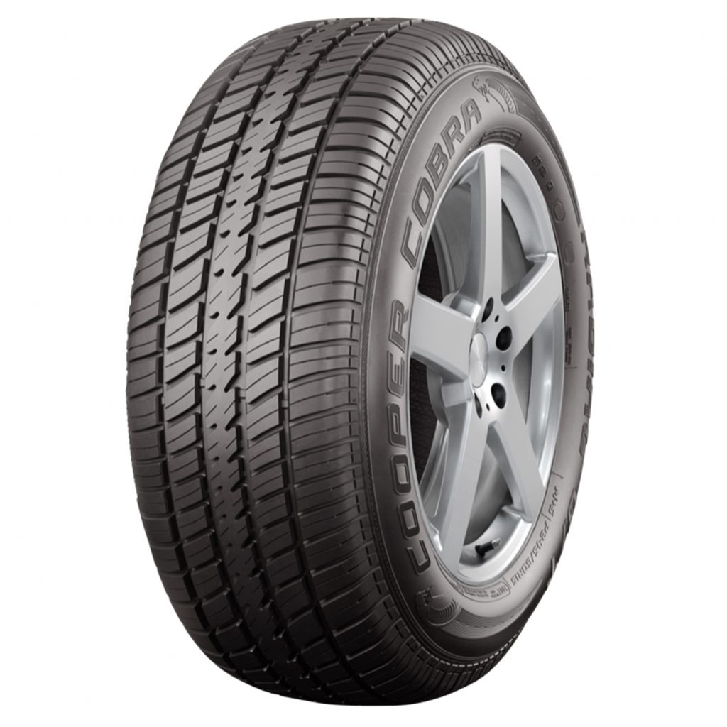 Llanta Cooper COBRA RADIAL G/T ® Es nuestro neumático toda temporada con letras blancas en los costados para quienes desean mantener un "look" de auto clásico. Letras blancas en los costados. Desempeño en toda temporada. Diseño de costillas lo cual permite un desgaste uniforme.